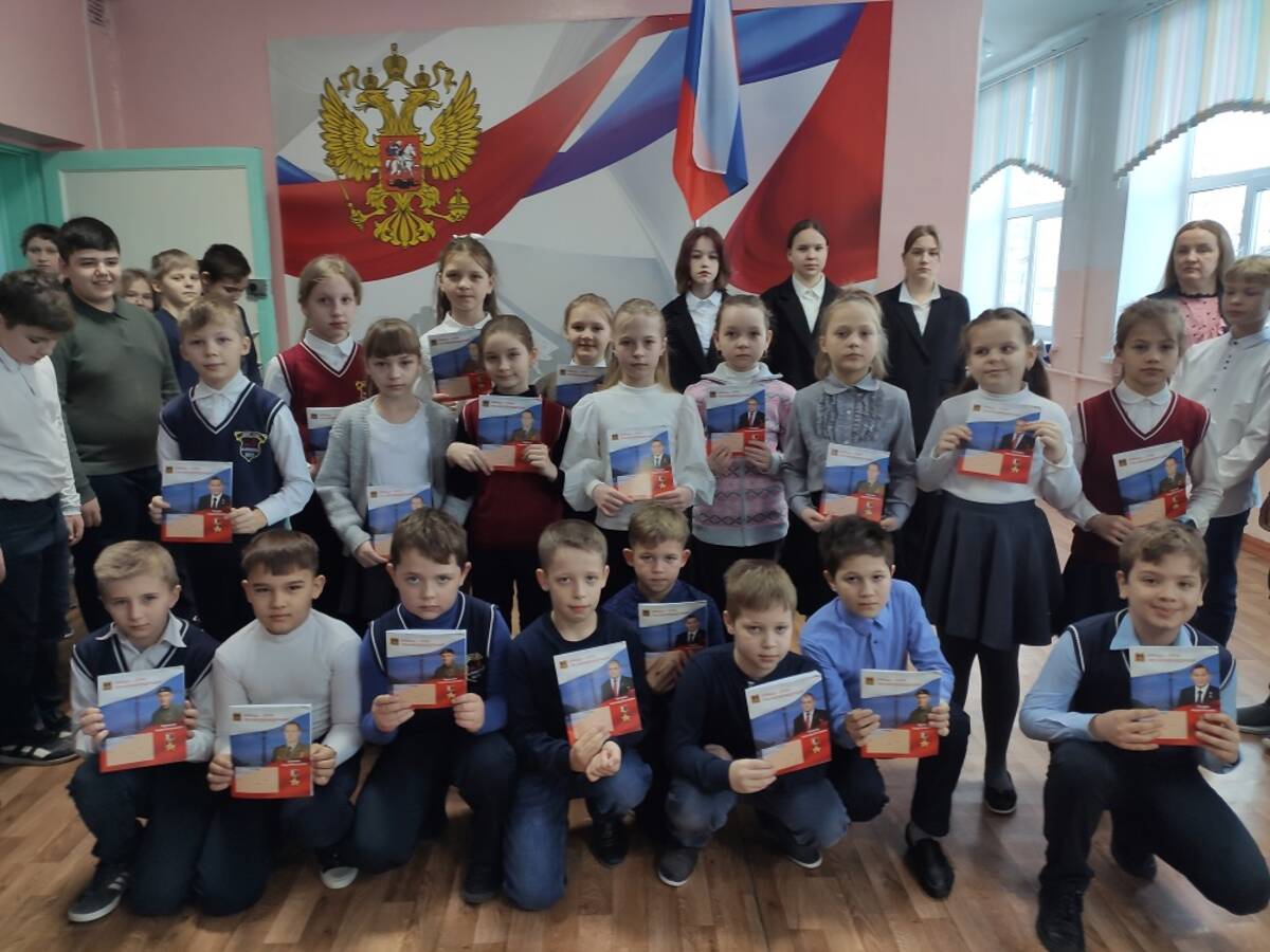 Школьники Брасовского района получили тетради с портретами брянских Героев России